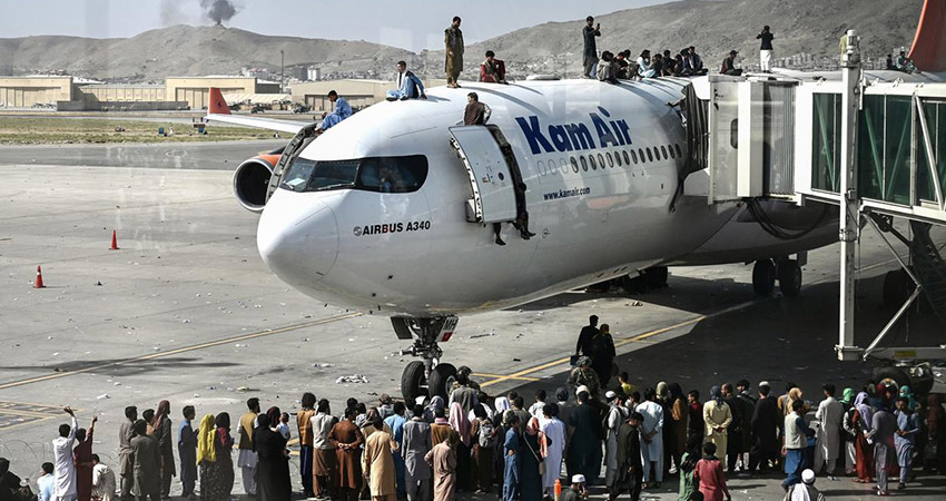 warga-afganistan-berebut-naik-pesawat