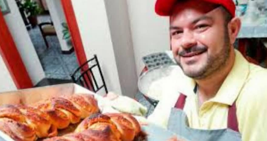 Romo Ortiz membuat roti untuk umat