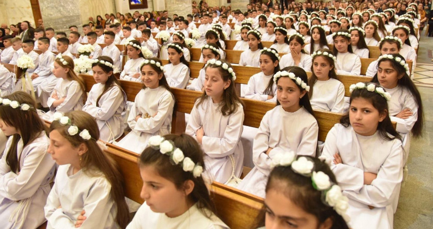 Komuni Pertama Anak Katolik di Irak