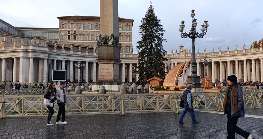Pohon-Natal-di-depan-Lapangan-St-Petrus-Vatikan