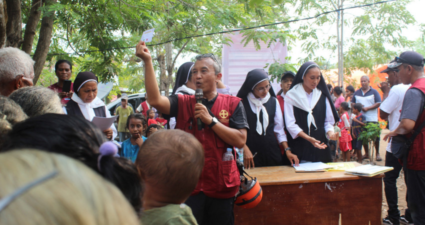 Mgr Aloysius Sudarso SCJ Mengujungi Para Pengungsi Letusan Gunung Lewotobi 2