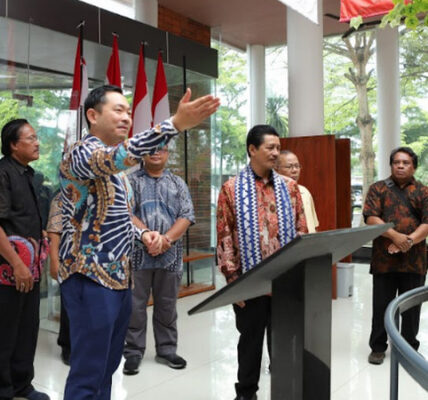 Kunjungan Mgr Avien ke Universitas Indonesia Mandiri