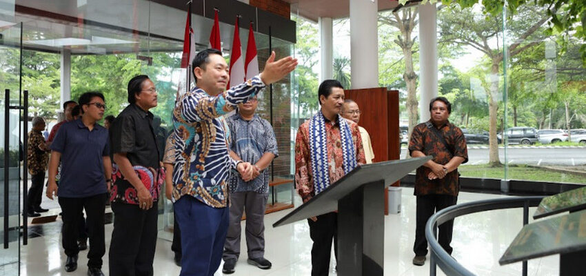 Kunjungan Mgr Avien ke Universitas Indonesia Mandiri