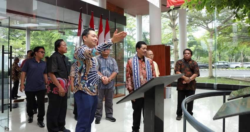 Kunjungan Mgr Avien ke Universitas Indonesia Mandiri