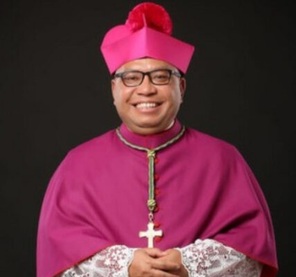 Mgr Maksimus Regus Raih Gelar Profesor